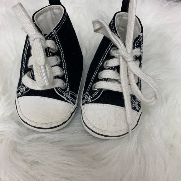 5/$35💥Newborn Sneaker Booties - Picture 2 of 4